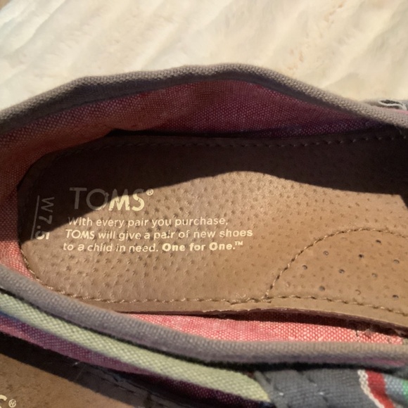TOMS Slip Ons - Picture 2 of 4